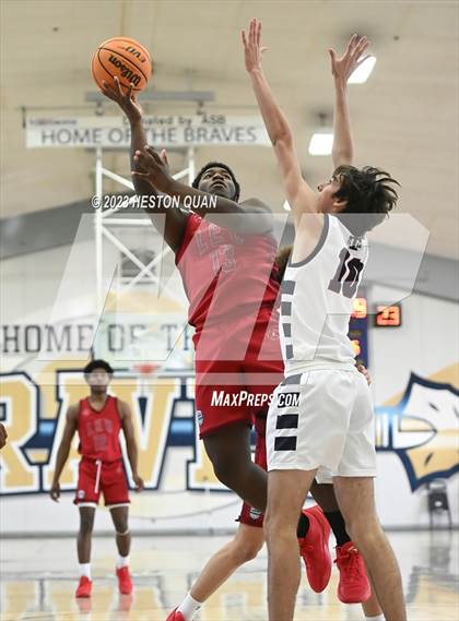 Thumbnail 3 in St. Margaret's vs. Leuzinger (MLK Classic) photogallery.