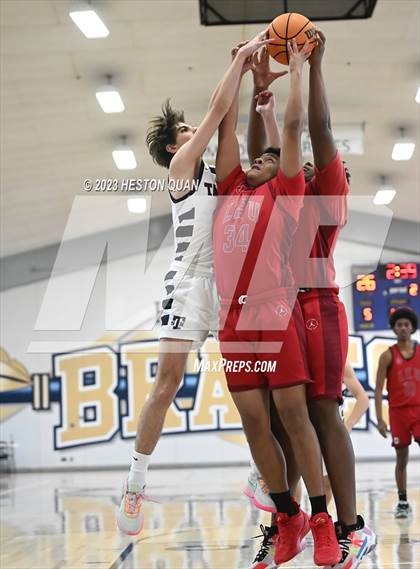 Thumbnail 3 in St. Margaret's vs. Leuzinger (MLK Classic) photogallery.