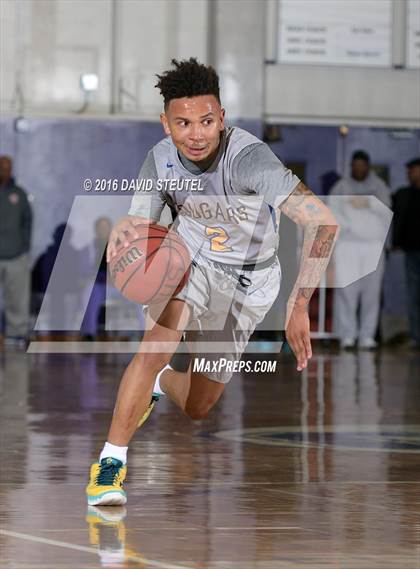 Thumbnail 2 in Newark Memorial vs. Sacramento (St. Hope Elite Classic) photogallery.