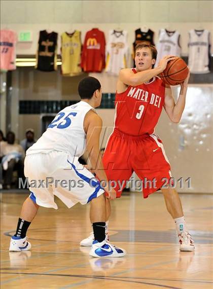 Thumbnail 1 in Mater Dei vs. Burbank (MaxPreps Holiday Classic) photogallery.