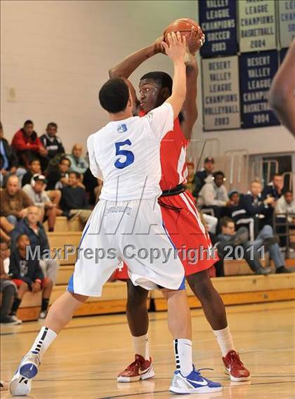 Thumbnail 3 in Mater Dei vs. Burbank (MaxPreps Holiday Classic) photogallery.