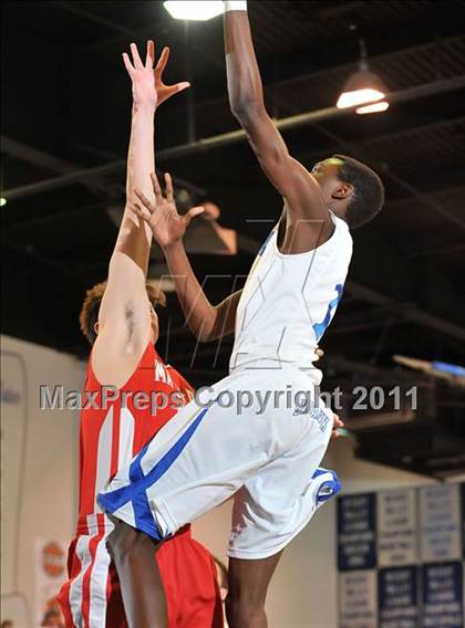 Thumbnail 1 in Mater Dei vs. Burbank (MaxPreps Holiday Classic) photogallery.