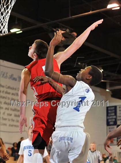 Thumbnail 2 in Mater Dei vs. Burbank (MaxPreps Holiday Classic) photogallery.
