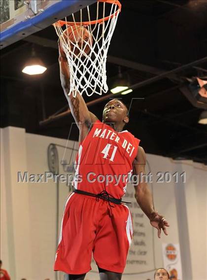 Thumbnail 2 in Mater Dei vs. Burbank (MaxPreps Holiday Classic) photogallery.