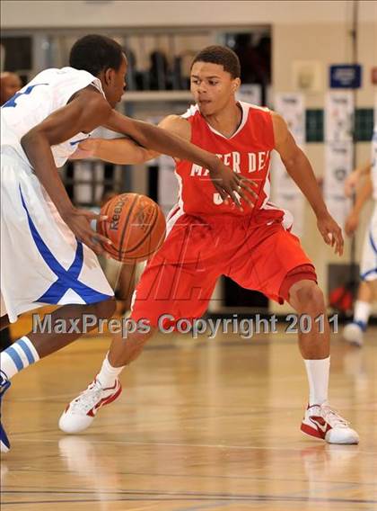 Thumbnail 1 in Mater Dei vs. Burbank (MaxPreps Holiday Classic) photogallery.