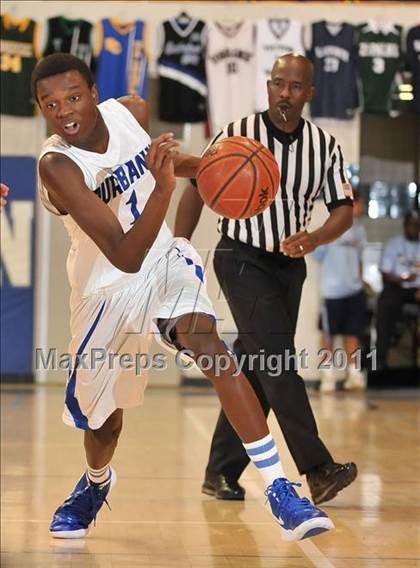 Thumbnail 3 in Mater Dei vs. Burbank (MaxPreps Holiday Classic) photogallery.