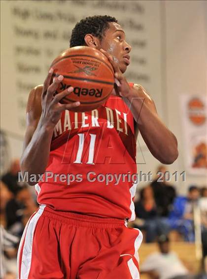 Thumbnail 2 in Mater Dei vs. Burbank (MaxPreps Holiday Classic) photogallery.