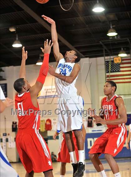 Thumbnail 2 in Mater Dei vs. Burbank (MaxPreps Holiday Classic) photogallery.