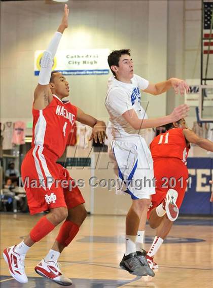 Thumbnail 3 in Mater Dei vs. Burbank (MaxPreps Holiday Classic) photogallery.