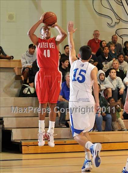 Thumbnail 2 in Mater Dei vs. Burbank (MaxPreps Holiday Classic) photogallery.