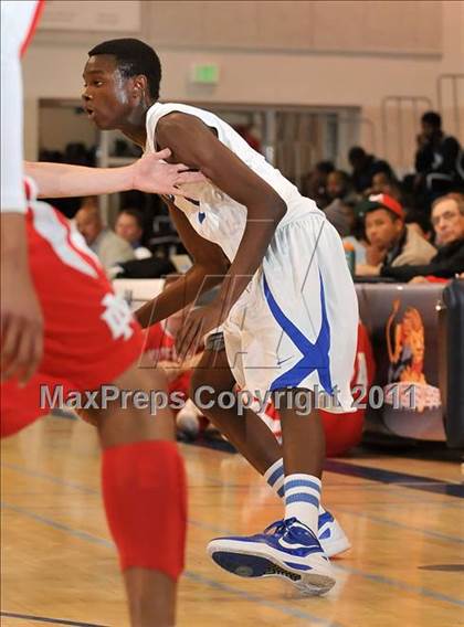 Thumbnail 1 in Mater Dei vs. Burbank (MaxPreps Holiday Classic) photogallery.