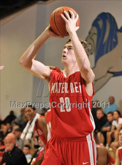 Thumbnail 2 in Mater Dei vs. Burbank (MaxPreps Holiday Classic) photogallery.
