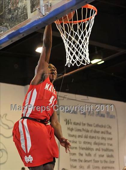 Thumbnail 3 in Mater Dei vs. Burbank (MaxPreps Holiday Classic) photogallery.