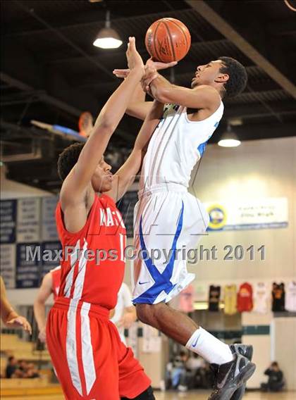 Thumbnail 1 in Mater Dei vs. Burbank (MaxPreps Holiday Classic) photogallery.