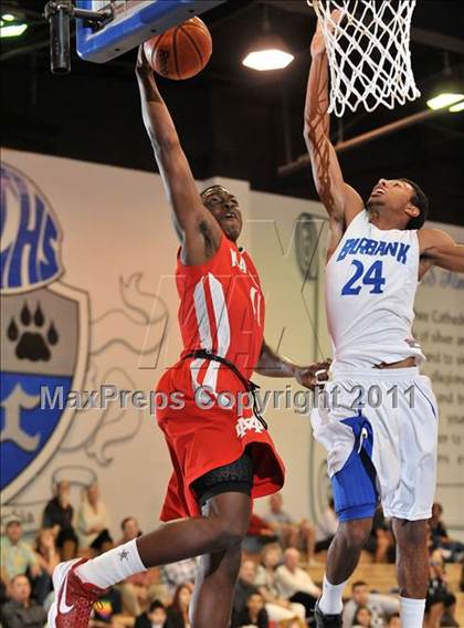Thumbnail 3 in Mater Dei vs. Burbank (MaxPreps Holiday Classic) photogallery.