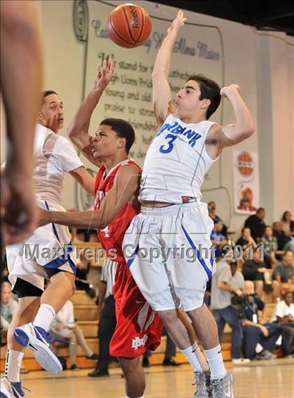 Thumbnail 3 in Mater Dei vs. Burbank (MaxPreps Holiday Classic) photogallery.