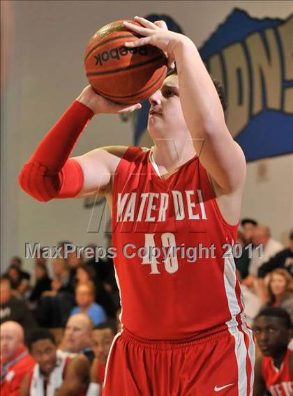 Thumbnail 3 in Mater Dei vs. Burbank (MaxPreps Holiday Classic) photogallery.