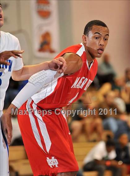 Thumbnail 1 in Mater Dei vs. Burbank (MaxPreps Holiday Classic) photogallery.