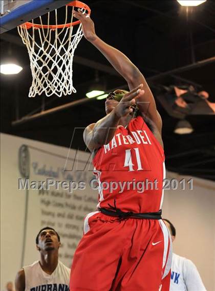 Thumbnail 2 in Mater Dei vs. Burbank (MaxPreps Holiday Classic) photogallery.