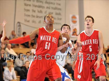 Thumbnail 3 in Mater Dei vs. Burbank (MaxPreps Holiday Classic) photogallery.
