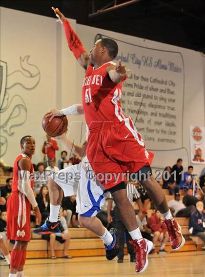 Thumbnail 2 in Mater Dei vs. Burbank (MaxPreps Holiday Classic) photogallery.