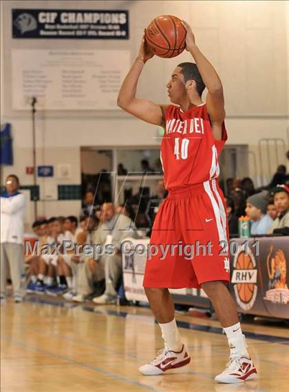 Thumbnail 2 in Mater Dei vs. Burbank (MaxPreps Holiday Classic) photogallery.
