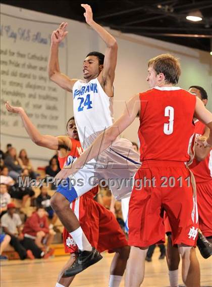 Thumbnail 1 in Mater Dei vs. Burbank (MaxPreps Holiday Classic) photogallery.