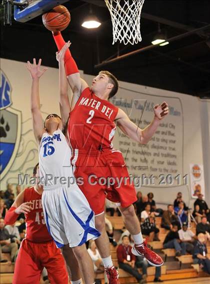 Thumbnail 1 in Mater Dei vs. Burbank (MaxPreps Holiday Classic) photogallery.