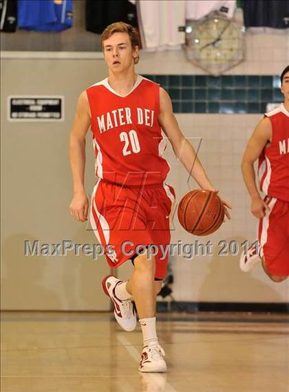 Thumbnail 3 in Mater Dei vs. Burbank (MaxPreps Holiday Classic) photogallery.