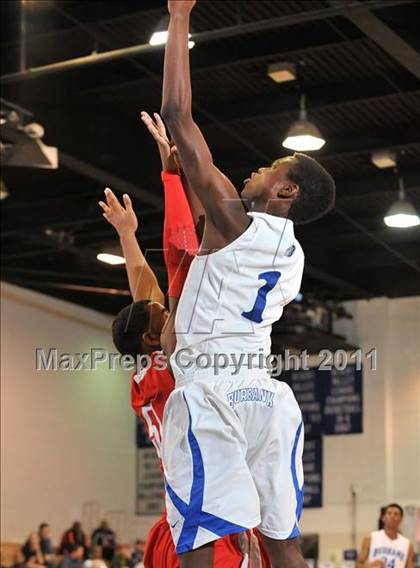 Thumbnail 3 in Mater Dei vs. Burbank (MaxPreps Holiday Classic) photogallery.