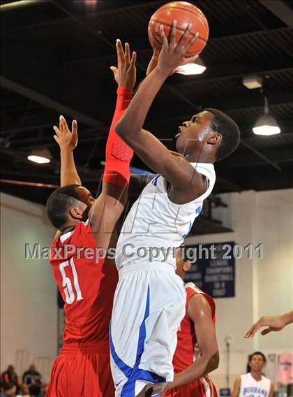 Thumbnail 2 in Mater Dei vs. Burbank (MaxPreps Holiday Classic) photogallery.