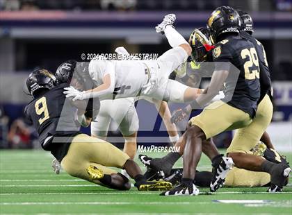 Thumbnail 2 in South Oak Cliff vs. Randle (UIL 5A Division II Football Final) photogallery.