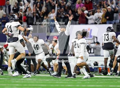 Thumbnail 1 in South Oak Cliff vs. Randle (UIL 5A Division II Football Final) photogallery.
