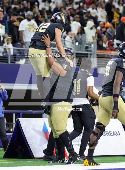 Thumbnail 1 in South Oak Cliff vs. Randle (UIL 5A Division II Football Final) photogallery.