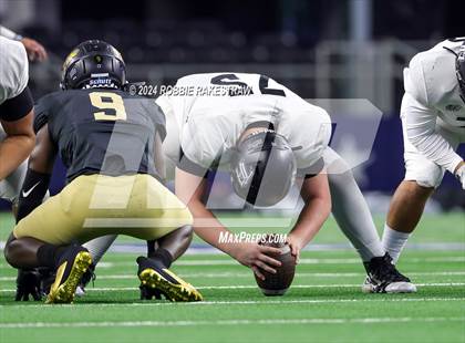 Thumbnail 2 in South Oak Cliff vs. Randle (UIL 5A Division II Football Final) photogallery.