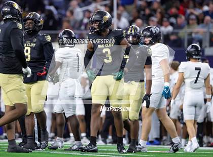 Thumbnail 2 in South Oak Cliff vs. Randle (UIL 5A Division II Football Final) photogallery.