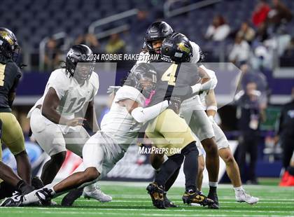 Thumbnail 2 in South Oak Cliff vs. Randle (UIL 5A Division II Football Final) photogallery.