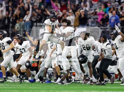 Thumbnail 3 in South Oak Cliff vs. Randle (UIL 5A Division II Football Final) photogallery.