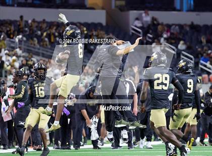 Thumbnail 2 in South Oak Cliff vs. Randle (UIL 5A Division II Football Final) photogallery.