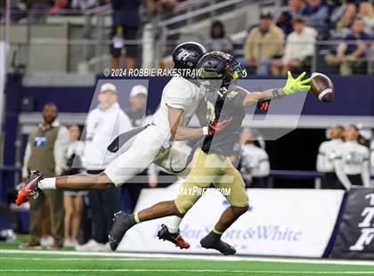 Thumbnail 1 in South Oak Cliff vs. Randle (UIL 5A Division II Football Final) photogallery.