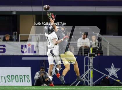Thumbnail 2 in South Oak Cliff vs. Randle (UIL 5A Division II Football Final) photogallery.