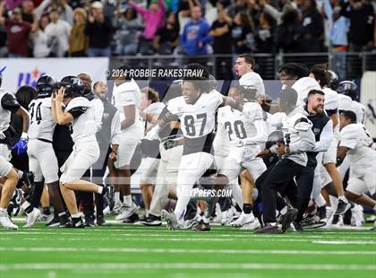 Thumbnail 2 in South Oak Cliff vs. Randle (UIL 5A Division II Football Final) photogallery.