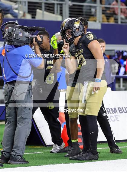Thumbnail 3 in South Oak Cliff vs. Randle (UIL 5A Division II Football Final) photogallery.