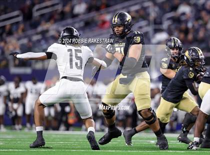 Thumbnail 1 in South Oak Cliff vs. Randle (UIL 5A Division II Football Final) photogallery.