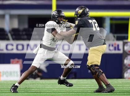 Thumbnail 2 in South Oak Cliff vs. Randle (UIL 5A Division II Football Final) photogallery.