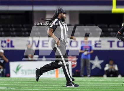 Thumbnail 3 in South Oak Cliff vs. Randle (UIL 5A Division II Football Final) photogallery.