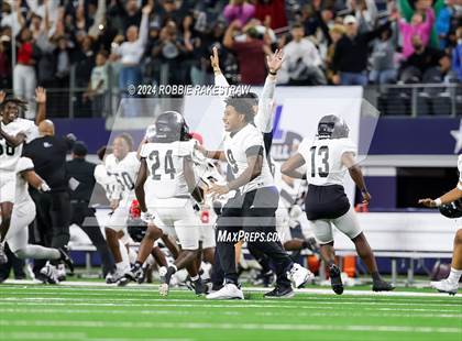 Thumbnail 3 in South Oak Cliff vs. Randle (UIL 5A Division II Football Final) photogallery.