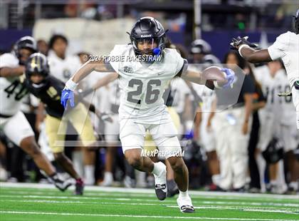 Thumbnail 2 in South Oak Cliff vs. Randle (UIL 5A Division II Football Final) photogallery.