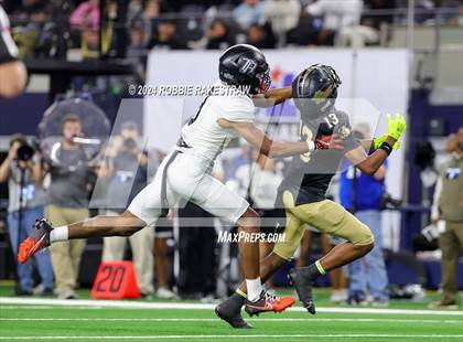 Thumbnail 1 in South Oak Cliff vs. Randle (UIL 5A Division II Football Final) photogallery.