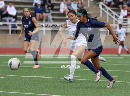 Thumbnail 3 in Wakeland vs. Reedy (UIL 5A Regional Final Playoff) photogallery.